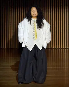 Look 5: blazer, camisa, calça, gravata