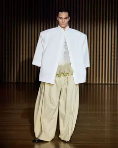 Look 6: camisa, calça, top bordado