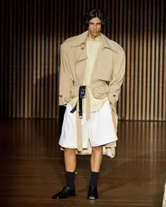 Look 7: trench curto, bermuda, camisa