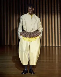 Look 8: jaqueta, calça, camisa, peplum