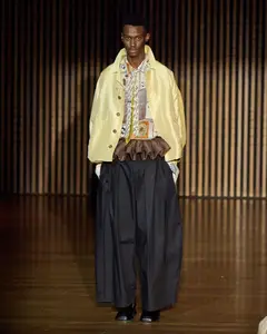 Look 9: jaqueta, calça, camisa estampada, peplum