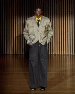 Look 11: jaqueta, calça cargo, camisa, gravata