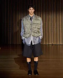 Look 12: colete utilitário, camisa, bermuda