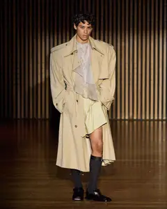 Look 13: trench, shorts, blusa