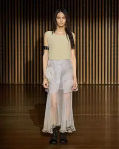 Look 14: colete, saia, sobressaia
