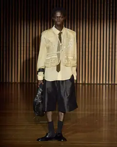 Look 15: colete utilitário, camisa, bermuda, gravata