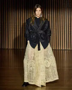 Look 17: jaqueta, camisa, saia