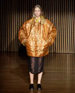 Look 18: casaco, saia