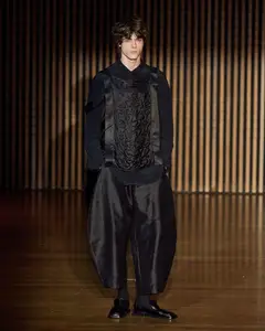 Look 19: camisa, colete, calça