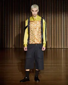 Look 20: camisa, colete, bermuda