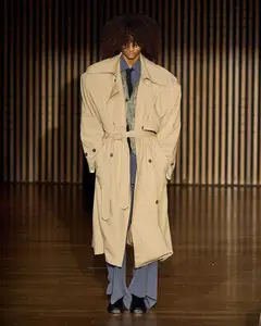 Look 21: trench, camisa, calça