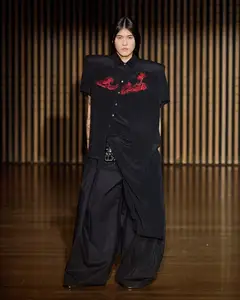 Look 22: camisa, calça, saia