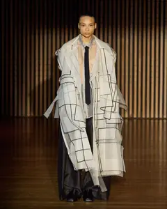 Look 25: trench, camisa, calça, gravata