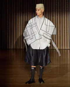 Look 27: capa, camisa, bermuda