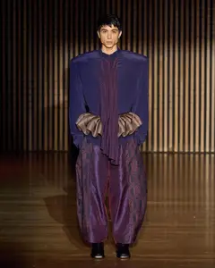 Look 28: camisa, calça, peplum, cachecol
