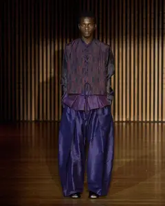 Look 31: colete, calça, camisa