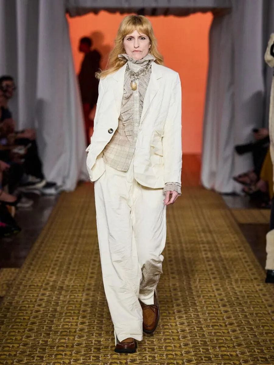 Look 39: terno, camisa
