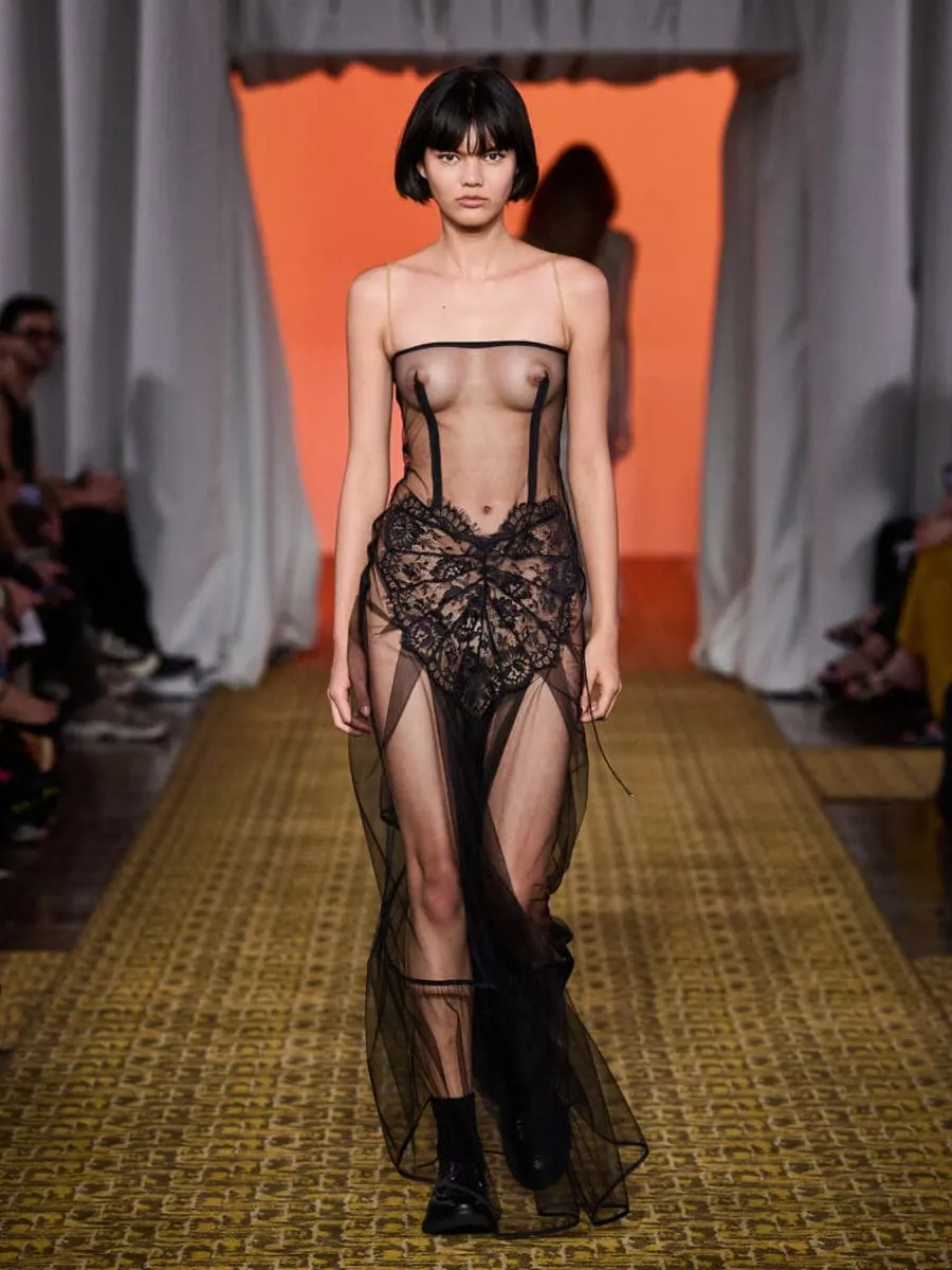 Look 44: vestido, lingerie