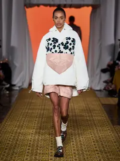 Look 16: anoraque, shorts