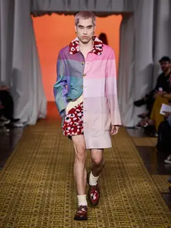 Look 18: casaco, shorts