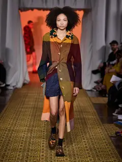 Look 20: casaco longo, shorts