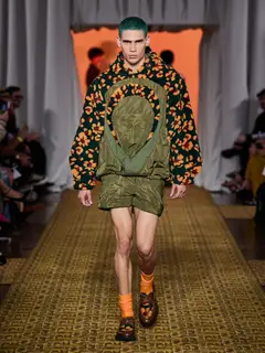 Look 21: jaqueta, shorts
