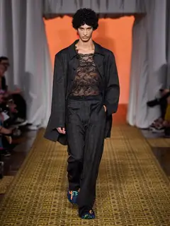 Look 22: camisão, calça, top