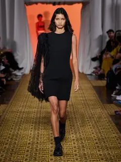 Look 27: vestido, capa