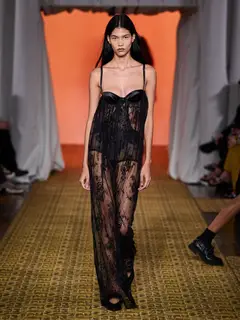 Look 29: vestido longo, corset