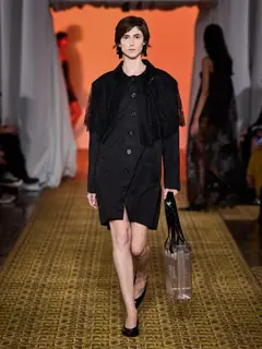 Look 33: vestido-camisa, capa