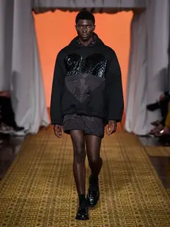 Look 35: moletom, shorts