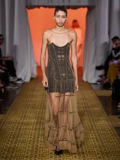 Look 43: vestido, corset