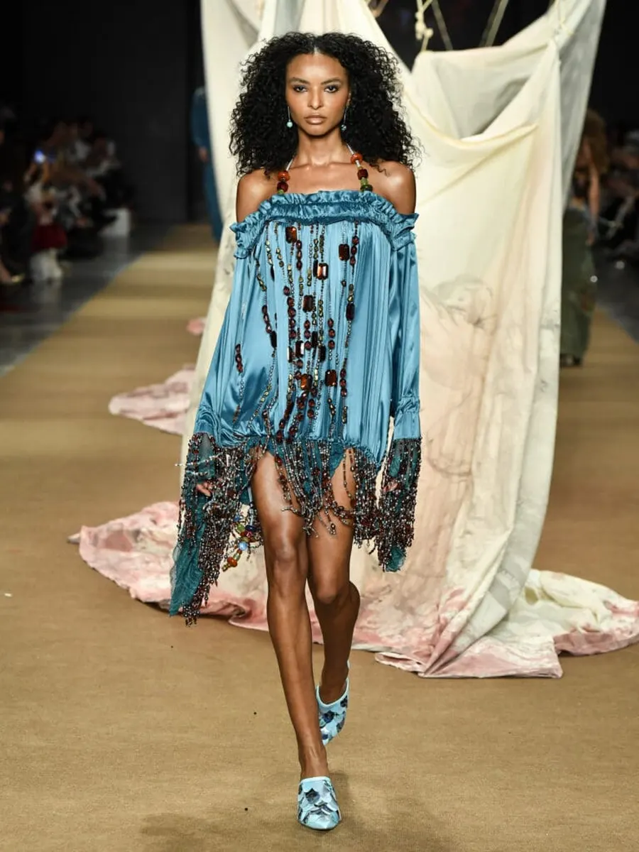 Look 41: minivestido ombro a ombro
