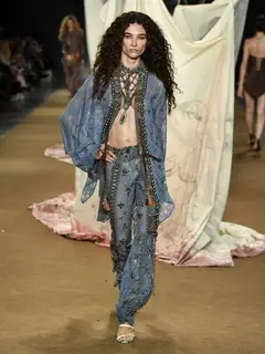 Look 5: kimono, colete, calça