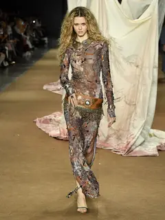 Look 6: vestido longo, cinto
