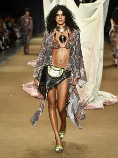 Look 9: top de biquíni, kimono, saia curta