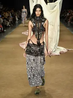 Look 13: colete, saia longa