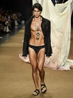 Look 18: camisa aberta, sunga