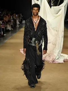 Look 20: camisa, calça, cinto largo