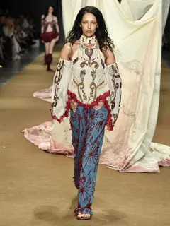 Look 29: blusa halter, calça jeans