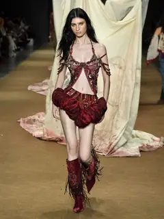 Look 30: top, short bufante, botas