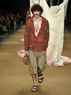Look 31: camisa, bermuda cargo