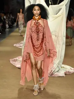 Look 34: vestido curto, capa