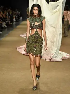 Look 37: minivestido, top, gola