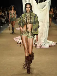 Look 38: jaqueta, top, shorts