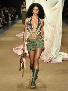 Look 39: colete decote profundo, shorts