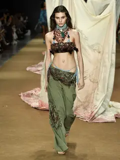 Look 40: top bandeau, calça, cinto bordado
