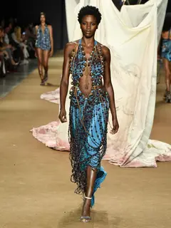 Look 44: vestido midi decote profundo