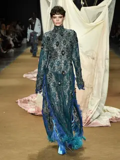 Look 46: vestido longo, bota