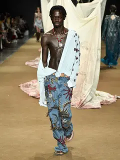 Look 47: camisa aberta, calça